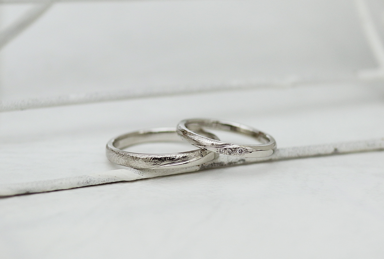 シンプルなデザインに少しオリジナリティを足したふたりで作る結婚指輪